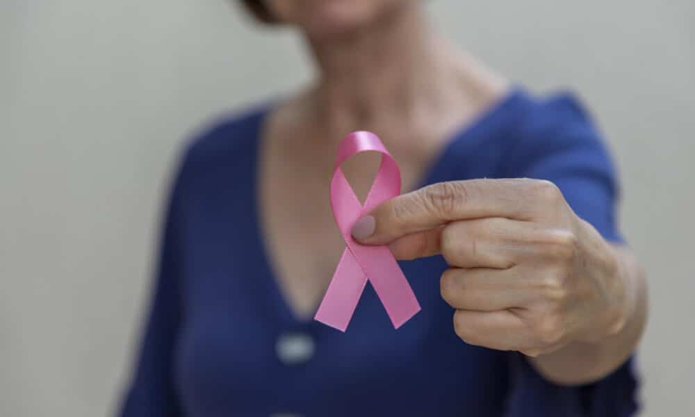 Fotografía cedida por Roche de una mujer sosteniendo un lazo rosa en la mano por la campaña de prevención del cáncer de mama. EFE/ Roche /SOLO USO EDITORIAL/SOLO DISPONIBLE PARA ILUSTRAR LA NOTICIA QUE ACOMPAÑA (CRÉDITO OBLIGATORIO)