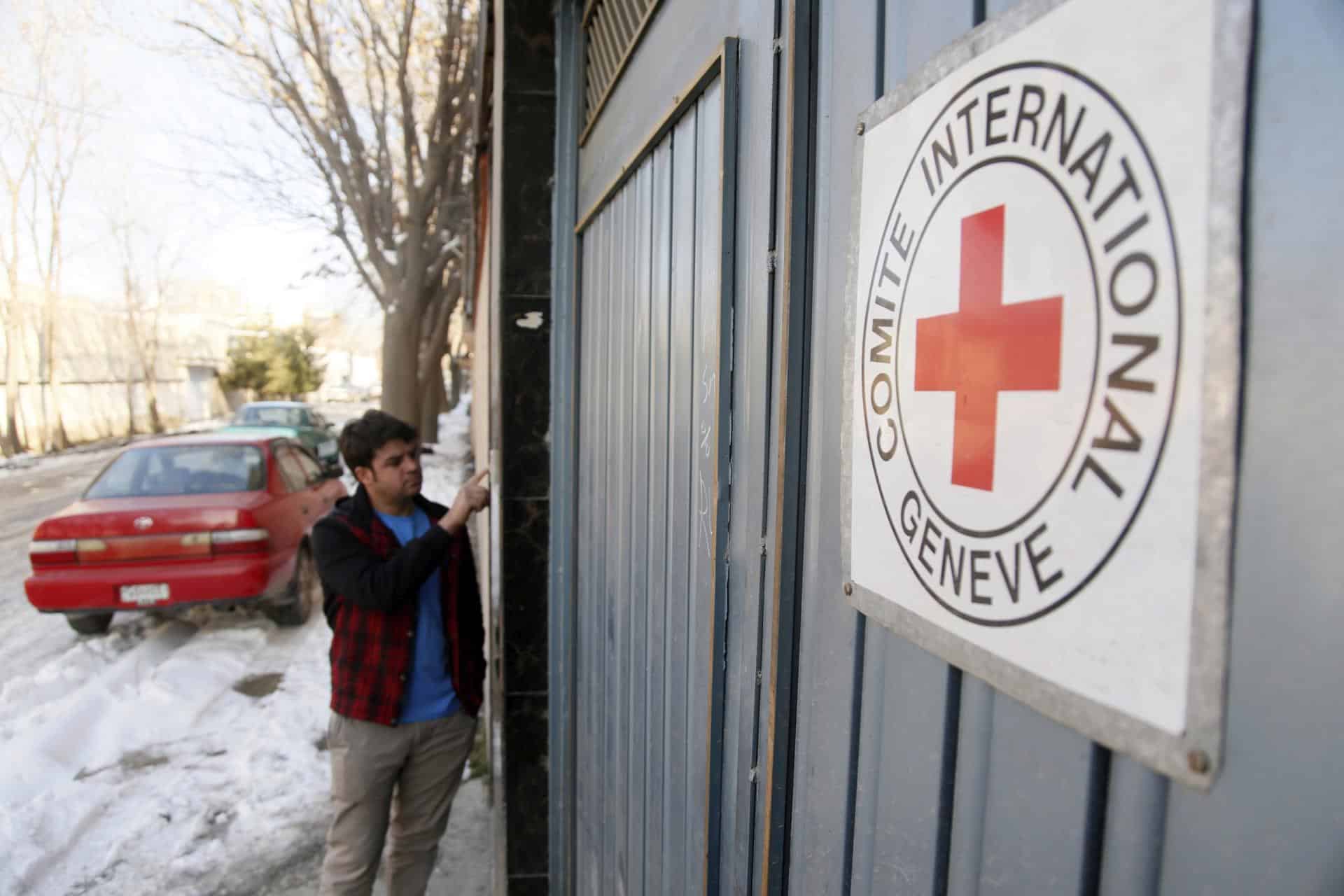 Foto de archivo de un hombre ante la entrada de una oficina del Comité Internacional de la Cruz Roja (CICR) en Kabul. EFE/JAWAD JALALI