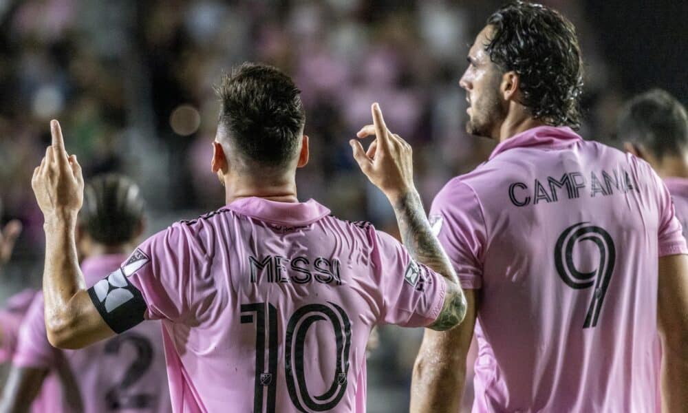 Lionel Messi del Inter de Miami junto a su compañero de equipo, el delantero Leonardo Campana. EFE/EPA/CRISTÓBAL HERRERA-ULASHKEVICH