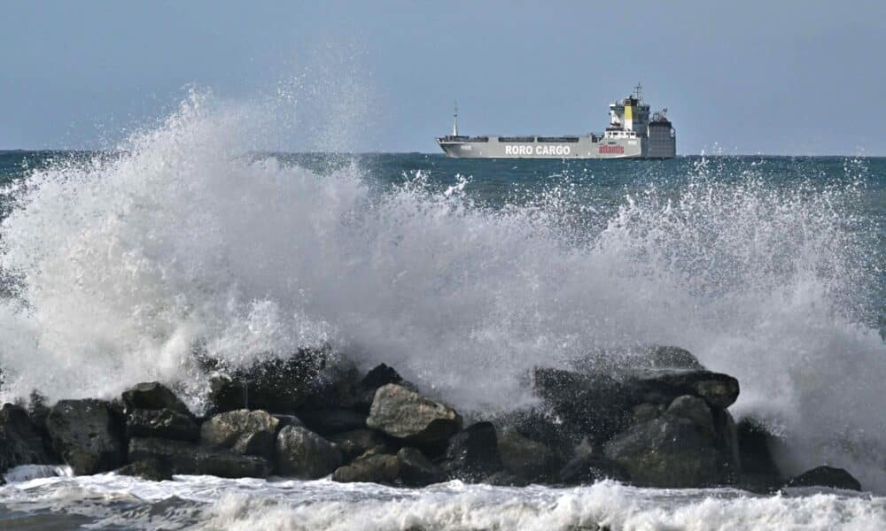 Las olas rompen con fuerza en la costa de Liguria, Génova (Italia). EFE/EPA/LUCA ZENNARO