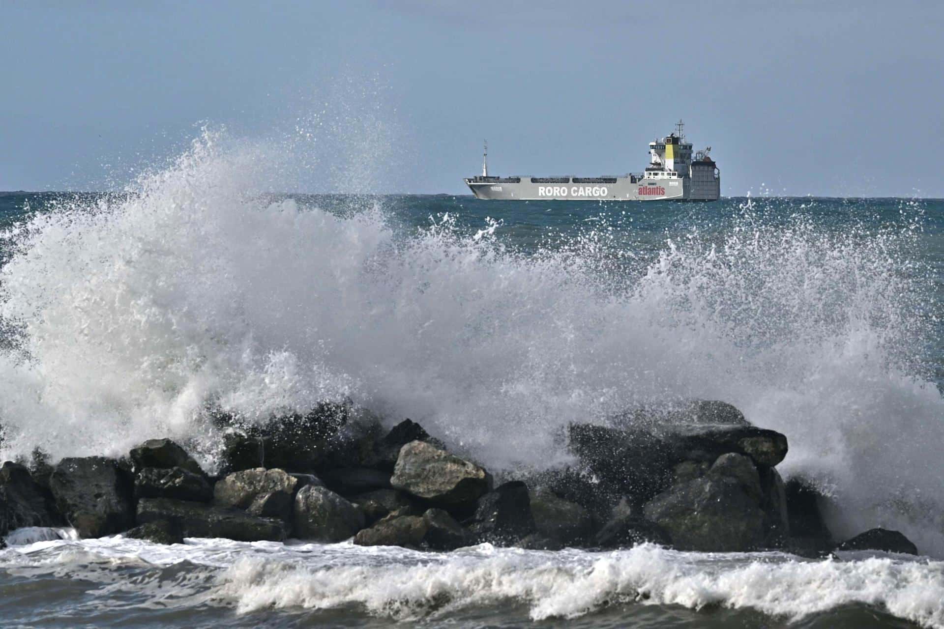 Las olas rompen con fuerza en la costa de Liguria, Génova (Italia). EFE/EPA/LUCA ZENNARO