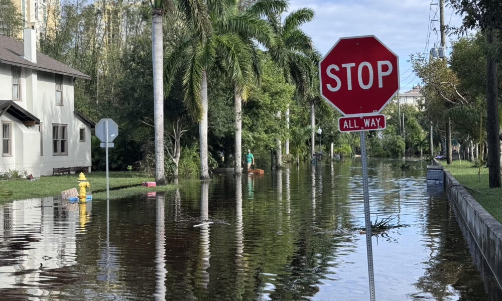 Fotografía de una calle inundada tras el paso del huracán Milton, este jueves en Fort Myers (Estados Unidos). EFE/ Octavio Guzmán