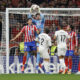 El portero Real Madrid Thibaut Courtois (2-i) detiene un balón ante Robin Le Normand (i), del Atlético, en el estadio Civitas Metropolitano en foto de archivo de JJ Guillén. EFE