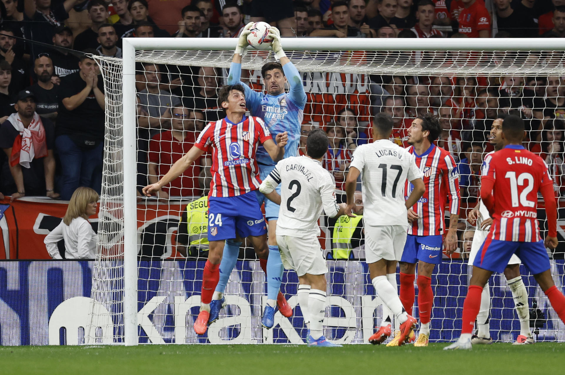 El portero Real Madrid Thibaut Courtois (2-i) detiene un balón ante Robin Le Normand (i), del Atlético, en el estadio Civitas Metropolitano en foto de archivo de JJ Guillén. EFE