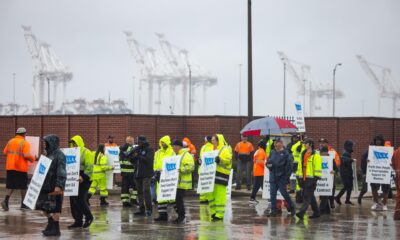 Miembros del sindicato de la Asociación Internacional de Estibadores (ILA) hacen piquetes bajo la lluvia en la primera mañana de su huelga por un nuevo contrato laboral frente a la Terminal Marítima de Dundalk en Baltimore, Maryland, EE.UU., el 1 de octubre de 2024. EFE/EPA/Jim Lo Scalzo