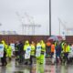 Miembros del sindicato de la Asociación Internacional de Estibadores (ILA) hacen piquetes bajo la lluvia en la primera mañana de su huelga por un nuevo contrato laboral frente a la Terminal Marítima de Dundalk en Baltimore, Maryland, EE.UU., el 1 de octubre de 2024. EFE/EPA/Jim Lo Scalzo