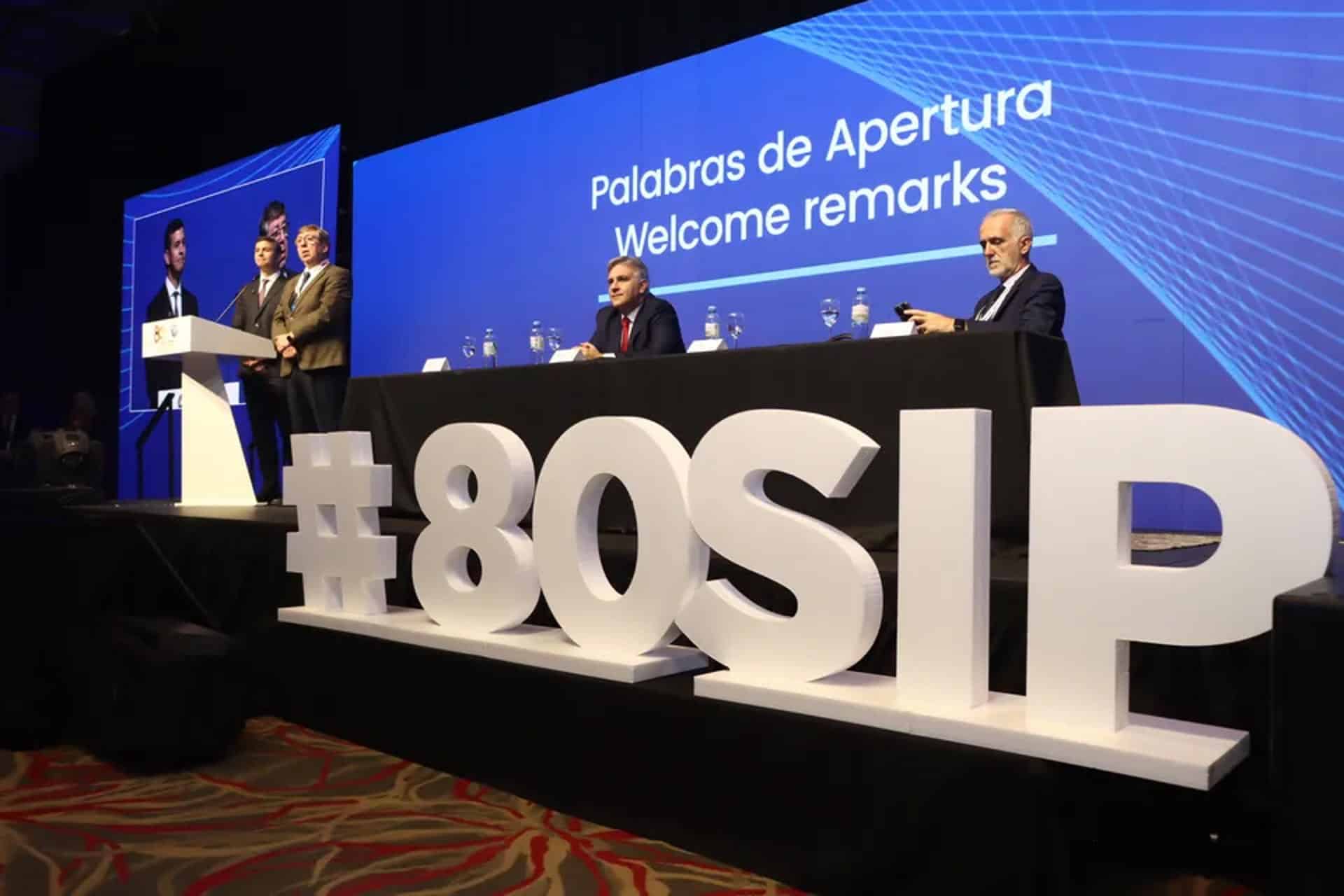 Fotografía cedida por la SIP de asistentes en la apertura de la 80 Asamblea de la Sociedad Interamericana de Prensa (SIP) este jueves, en Córdoba (Argentina). EFE/ SIP