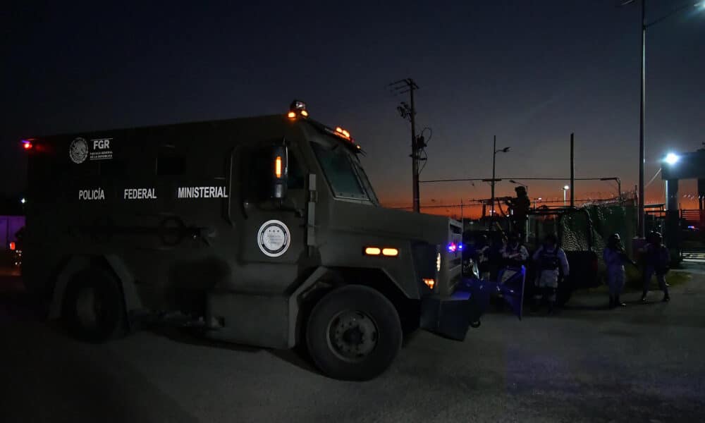 Imagen de archivo de un camión blindado que hace parte de un convoy de seguridad en el que las autoridades transportaban a Ovidio Guzmán, hijo del 'Chapo', a su llega al penal del Altiplano, en Toluca, Estado de México (México). EFE/Felipe Gutiérrez