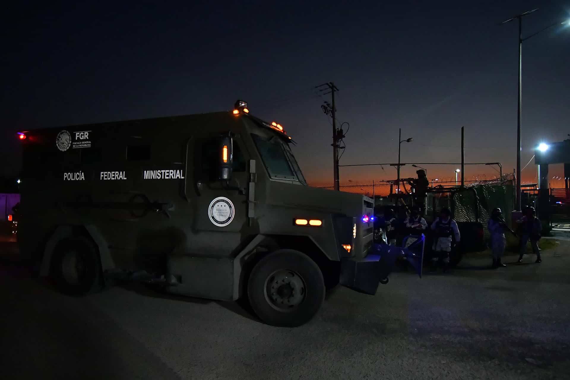 Imagen de archivo de un camión blindado que hace parte de un convoy de seguridad en el que las autoridades transportaban a Ovidio Guzmán, hijo del 'Chapo', a su llega al penal del Altiplano, en Toluca, Estado de México (México). EFE/Felipe Gutiérrez