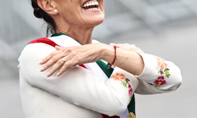 La presidenta de México, Claudia Sheinbaum, saluda a simpatizantes a su llegada a Palacio nacional, este martes en la Ciudad de México (México). EFE/Sáshenka Gutiérrez