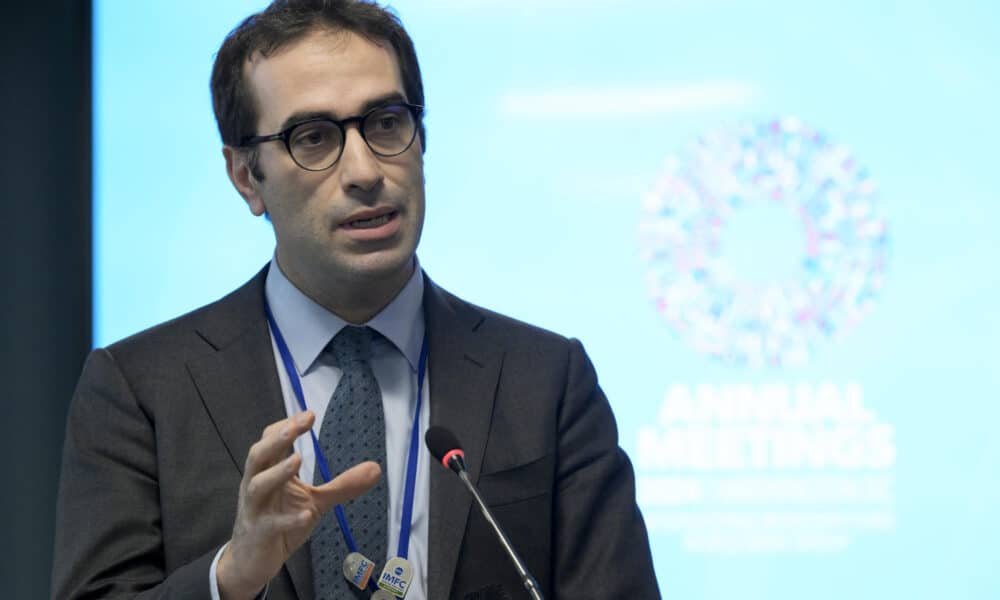 El ministro español de Economía, Carlos Cuerpo, habla durante una rueda de prensa con corresponsales españoles este viernes, en la sede del Banco Mundial (BM) en Washington (EE. UU). EFE/Lenin Nolly