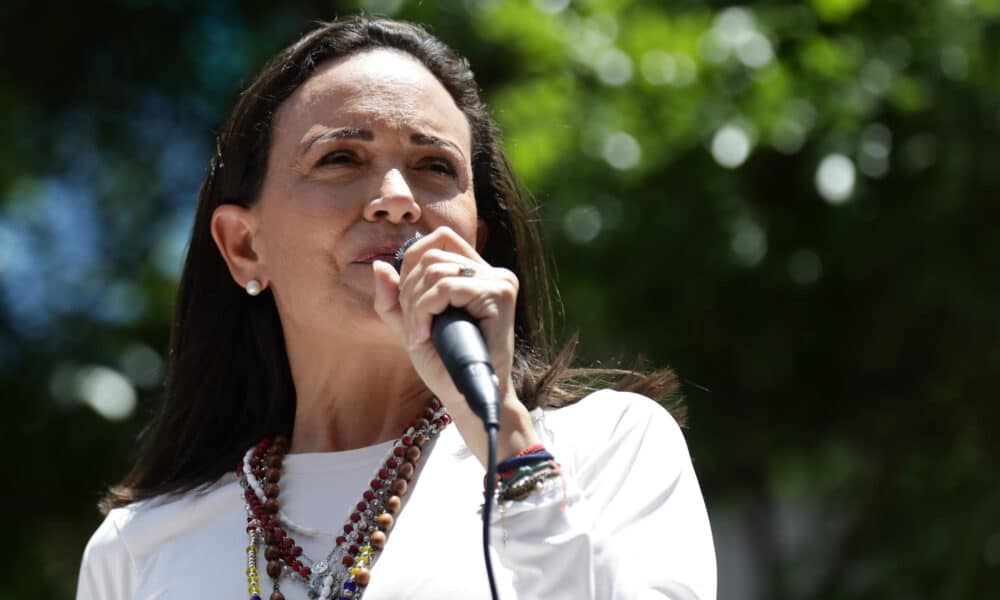 Fotografía de archivo del 28 de agosto de 2024 de la líder opositora venezolana, María Corina Machado, pronuncia un discurso ante seguidores en una manifestación en Caracas (Venezuela). EFE/ Ronald Peña