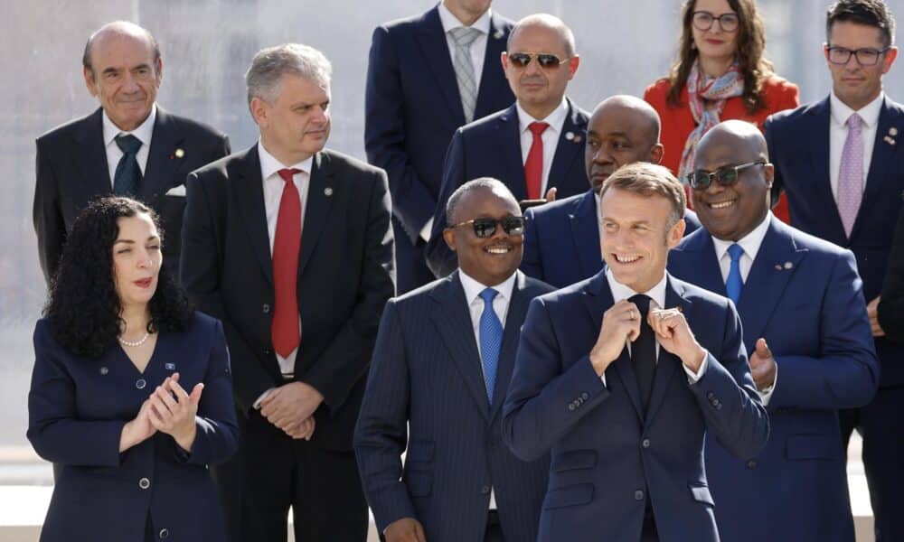 El presidente de Francia, Emmanuel Macron, se ajusta la corbata mientras los dignatarios extranjeros lo observan durante una foto familiar en la 19ª Cumbre de la Francofonía en la Ciudad Internacional de la Lengua Francesa en Villers-Cotterets, Francia, el 04 de octubre de 2024. EFE/EPA/LUDOVIC MARIN / POOL MAXPPP FUERA