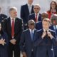 El presidente de Francia, Emmanuel Macron, se ajusta la corbata mientras los dignatarios extranjeros lo observan durante una foto familiar en la 19ª Cumbre de la Francofonía en la Ciudad Internacional de la Lengua Francesa en Villers-Cotterets, Francia, el 04 de octubre de 2024. EFE/EPA/LUDOVIC MARIN / POOL MAXPPP FUERA