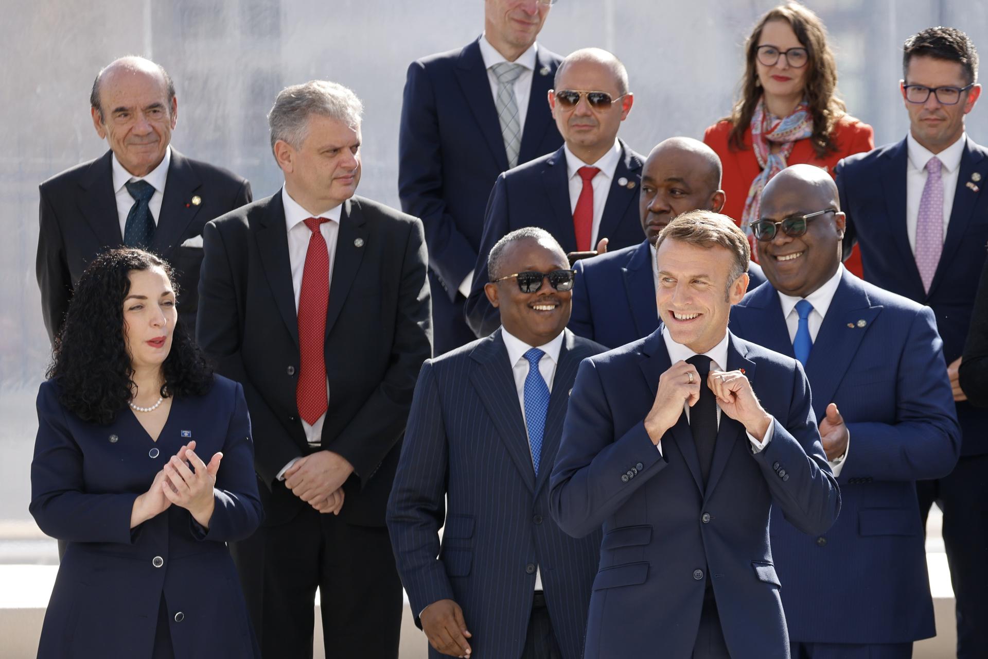 El presidente de Francia, Emmanuel Macron, se ajusta la corbata mientras los dignatarios extranjeros lo observan durante una foto familiar en la 19ª Cumbre de la Francofonía en la Ciudad Internacional de la Lengua Francesa en Villers-Cotterets, Francia, el 04 de octubre de 2024. EFE/EPA/LUDOVIC MARIN / POOL MAXPPP FUERA