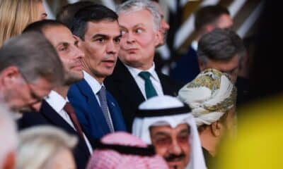 El primer ministro español, Pedro Sánchez (centro), posa para una foto familiar en la cumbre UE-Consejo de Cooperación del Golfo (CCG) en Bruselas, Bélgica, el 16 de octubre de 2024. Esta es la primera cumbre entre los líderes de la UE y el CCG, cuyo objetivo es desarrollar una asociación más estrecha. La Unión Europea es el segundo socio comercial más importante de los países del CCG, generando 170 000 millones de coronas en comercio en 2023; las importaciones de combustibles minerales representaron más del 75 % de las importaciones de la UE procedentes de los países del CCG. Desde 2020, las importaciones de combustible se han más que triplicado, principalmente debido al conflicto armado entre Rusia y Ucrania. (Bélgica, Rusia, España, Ucrania, Bruselas) EFE/EPA/OLIVIER HOSLET