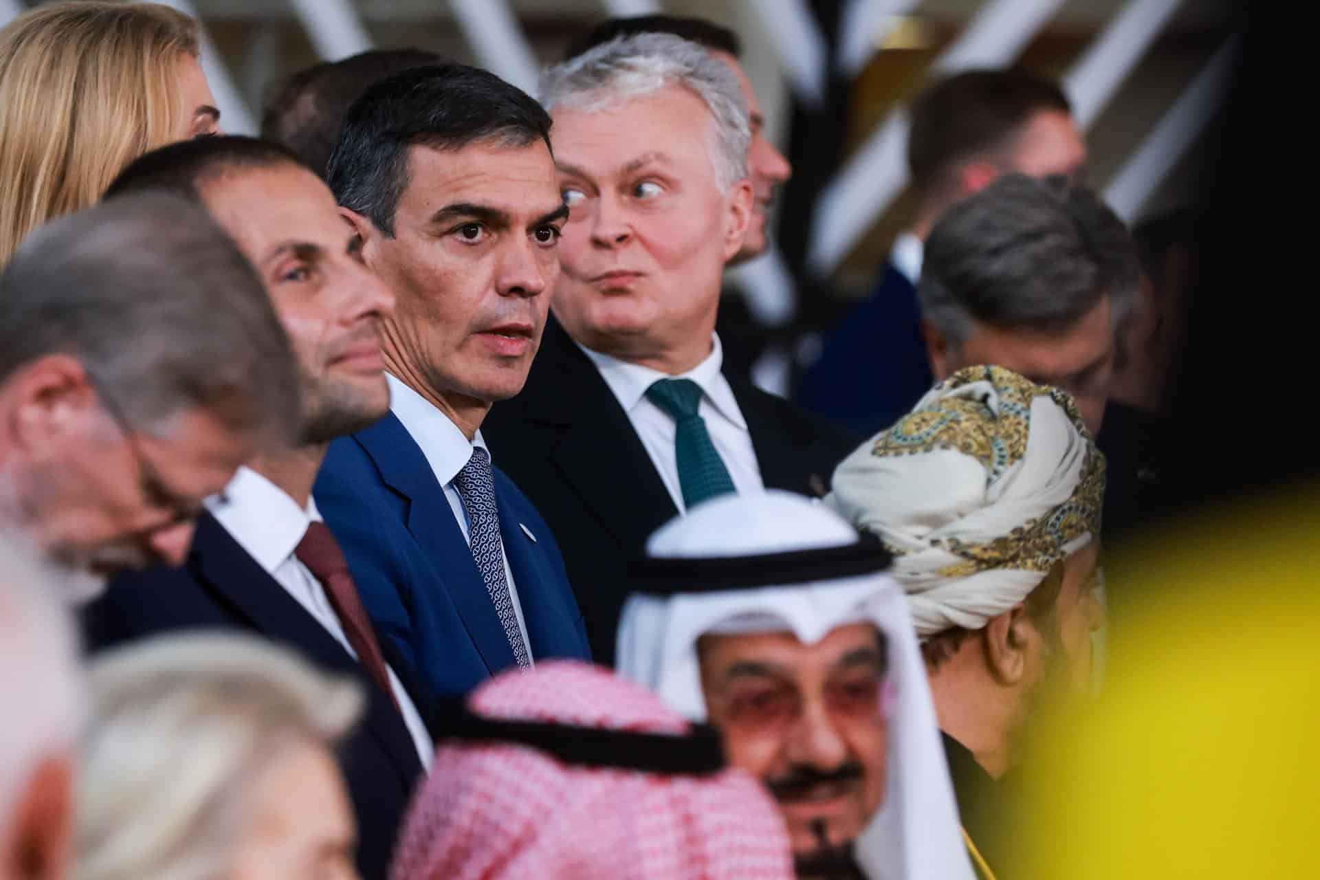 El primer ministro español, Pedro Sánchez (centro), posa para una foto familiar en la cumbre UE-Consejo de Cooperación del Golfo (CCG) en Bruselas, Bélgica, el 16 de octubre de 2024. Esta es la primera cumbre entre los líderes de la UE y el CCG, cuyo objetivo es desarrollar una asociación más estrecha. La Unión Europea es el segundo socio comercial más importante de los países del CCG, generando 170 000 millones de coronas en comercio en 2023; las importaciones de combustibles minerales representaron más del 75 % de las importaciones de la UE procedentes de los países del CCG. Desde 2020, las importaciones de combustible se han más que triplicado, principalmente debido al conflicto armado entre Rusia y Ucrania. (Bélgica, Rusia, España, Ucrania, Bruselas) EFE/EPA/OLIVIER HOSLET