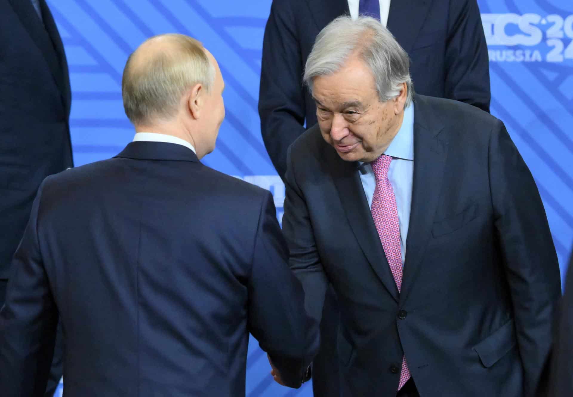 Fotografía proporcionada por el anfitrión de BRICS-Rusia 2024, en la que se saludan el presidente ruso, Vladimir Putin (i), y el secretario general de las Naciones Unidas, Antonio Guterres (d) durante la cumbre en Kazán, Rusia, el 24 de octubre de 2024. EFE/EPA/GRIGORY SYSOEV / BRICS-RUSSIA2024.RU / FOLLETO FOLLETO SOLO PARA USO EDITORIAL/NO SE VENDE