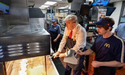 Fotografía tomada de la cuenta en X del asesor de comunicación del candidato republicano a la Casa Blanca, el expresidente (2017-2021) Donald Trump, Dan Scavino Jr., donde se ve a Trump cocinando papas fritas en un local de McDonald's en Feasterville (EE.UU.). EFE/@danscavino