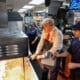 Fotografía tomada de la cuenta en X del asesor de comunicación del candidato republicano a la Casa Blanca, el expresidente (2017-2021) Donald Trump, Dan Scavino Jr., donde se ve a Trump cocinando papas fritas en un local de McDonald's en Feasterville (EE.UU.). EFE/@danscavino