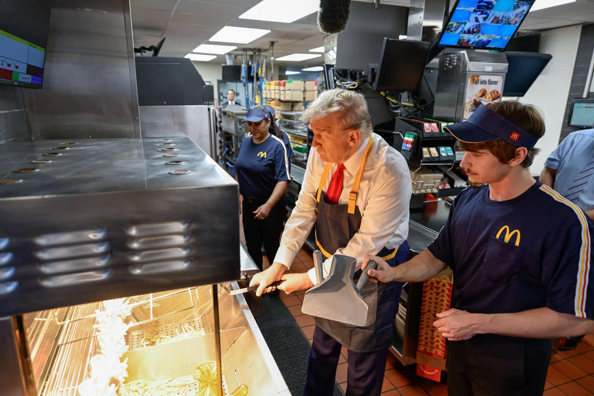 Fotografía tomada de la cuenta en X del asesor de comunicación del candidato republicano a la Casa Blanca, el expresidente (2017-2021) Donald Trump, Dan Scavino Jr., donde se ve a Trump cocinando papas fritas en un local de McDonald's en Feasterville (EE.UU.). EFE/@danscavino