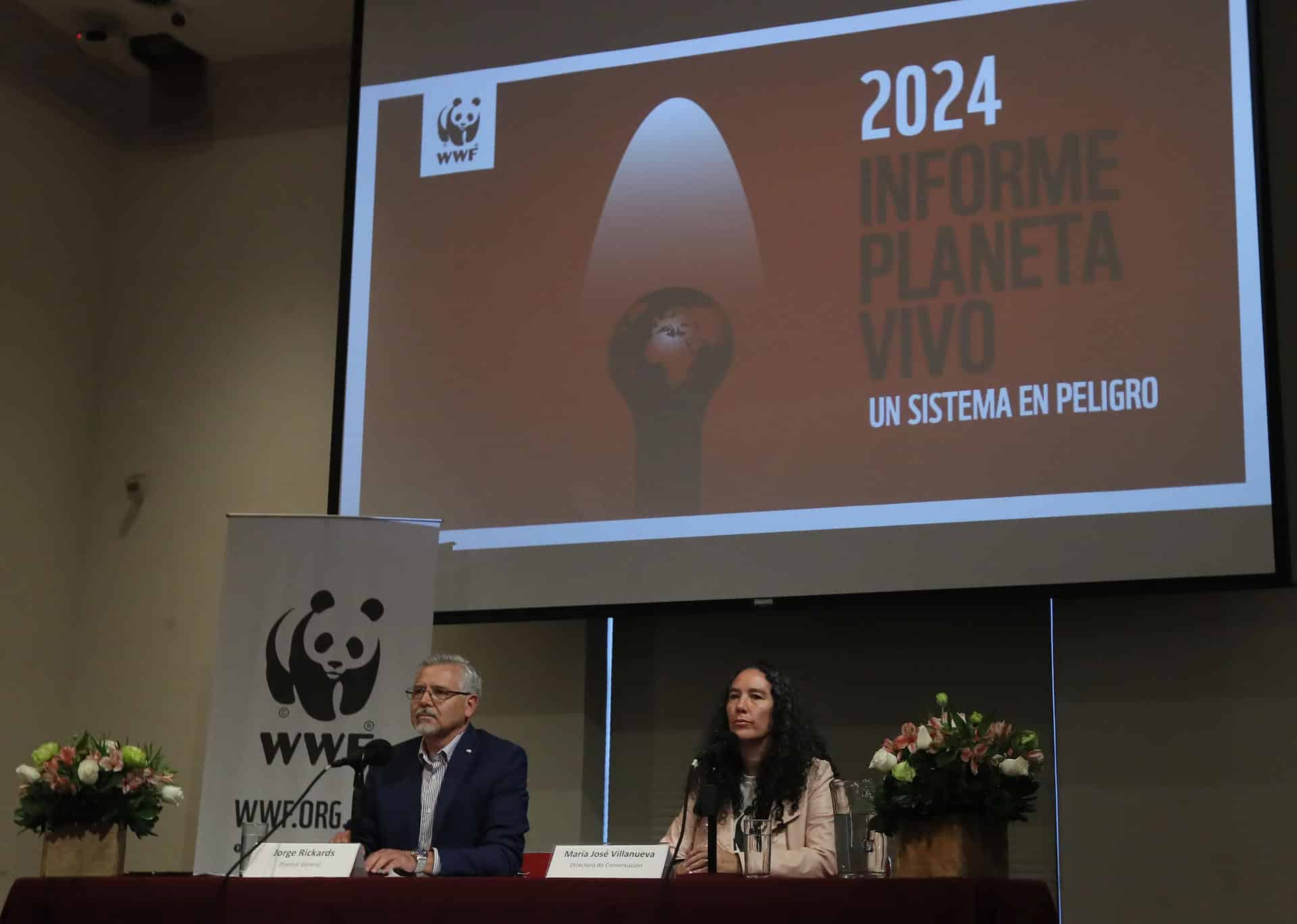 El Director General- WWF México, Jorge Rickards (i), y la directora de Conservación-WWF México, María José Villanueva, participan este miércoles durante una rueda de prensa en la Ciudad de México (México). EFE/Mario Guzmán