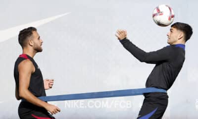 - Los jugadores del FC Barcelona Eric García (i) y Pedri pdurante un entrenamiento. EFE/ Alberto Estévez