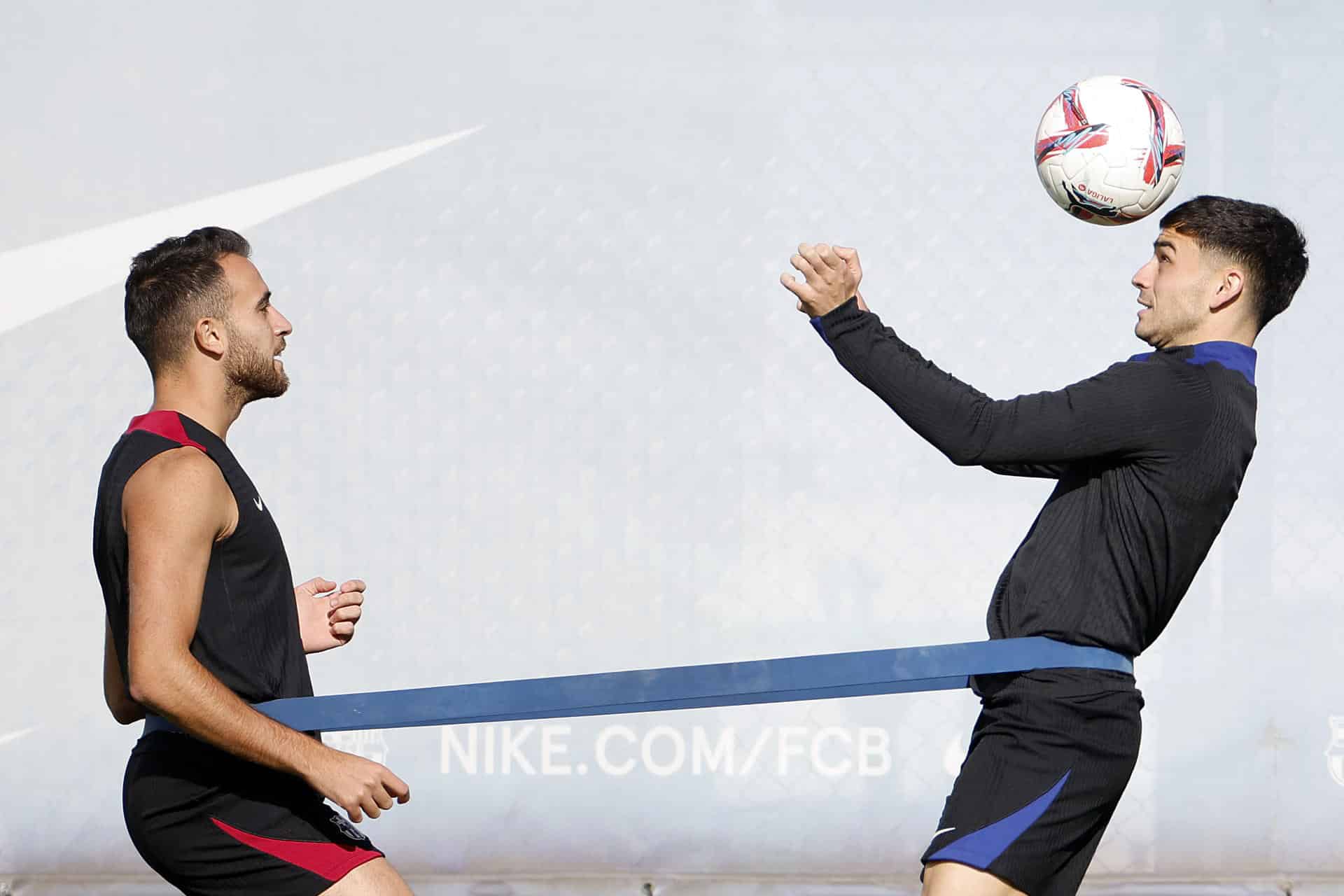 - Los jugadores del FC Barcelona Eric García (i) y Pedri pdurante un entrenamiento. EFE/ Alberto Estévez