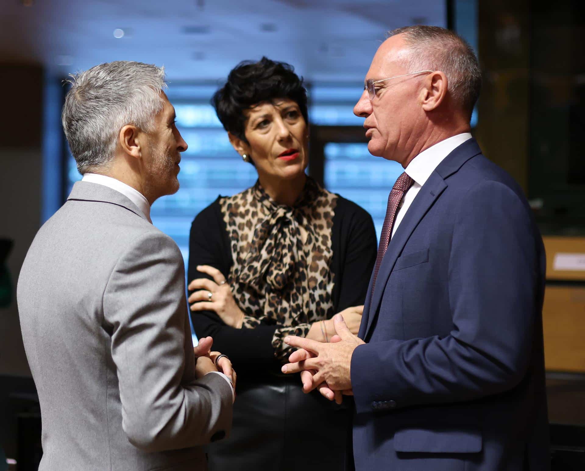 Los ministros españoles de Interior, Fernando Grande-Marlaska, y de Inclusión, Seguridad Social y Migración, Elma Saiz, conversan con el titular austriaco de Interior, Gerhard Karner, en el inicio de la reunión del Consejo celebrada en Luxemburgo.EFE/EPA/OLlivier Hoslet