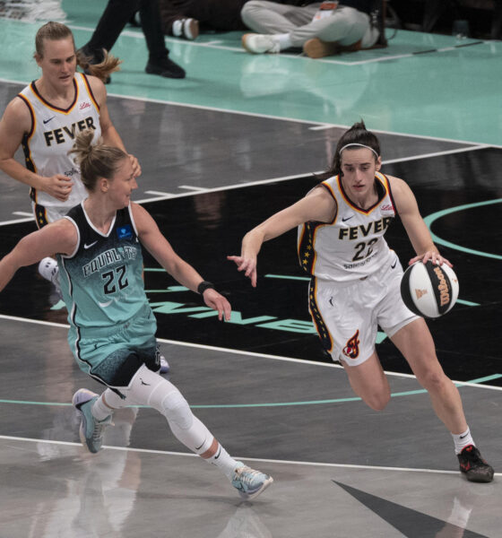 Caitlin Clark protege el balón durante un partido de WNBA entre New York Liberty e Indiana Fever. EFE/ Ángel Colmenares