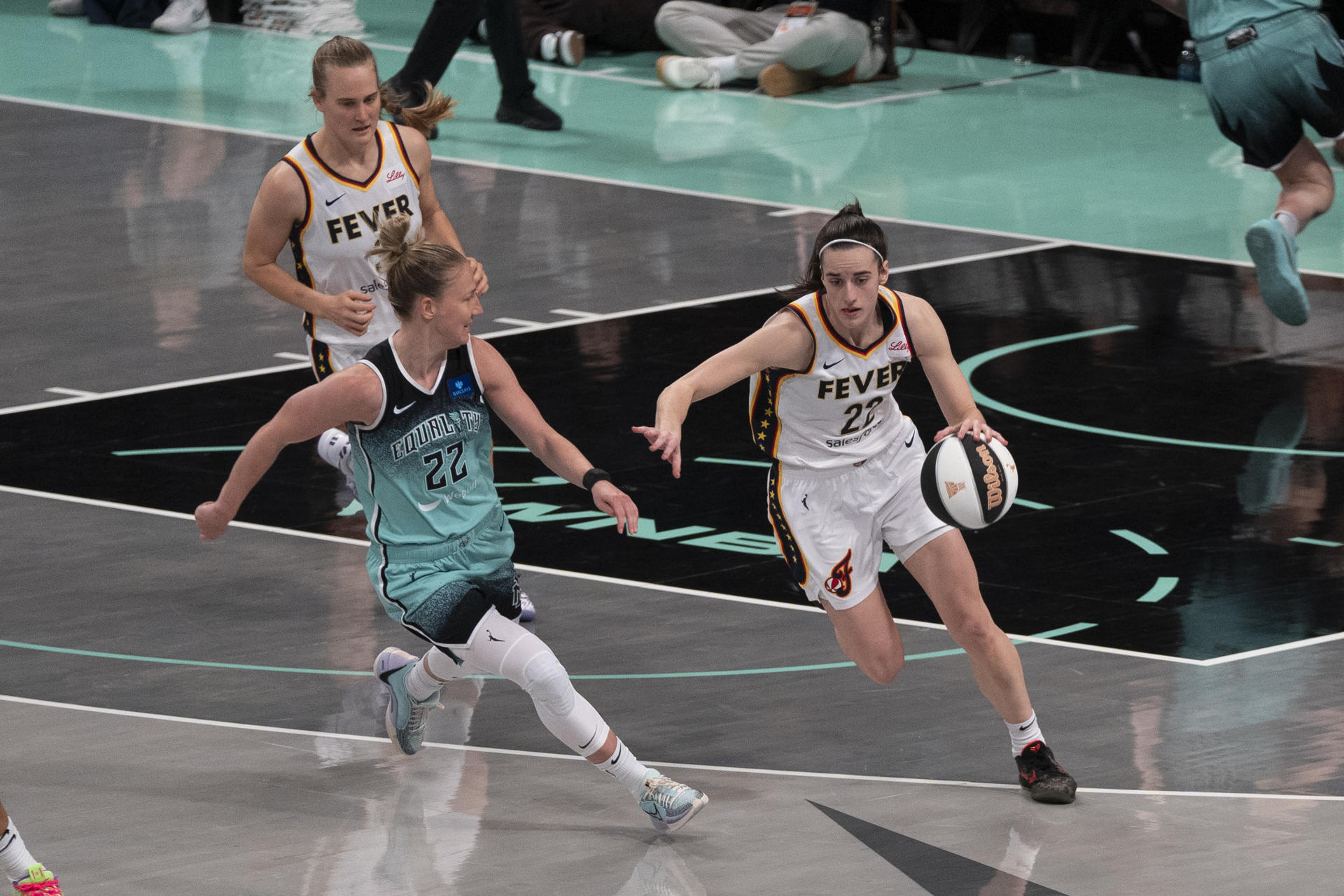 Caitlin Clark protege el balón durante un partido de WNBA entre New York Liberty e Indiana Fever. EFE/ Ángel Colmenares