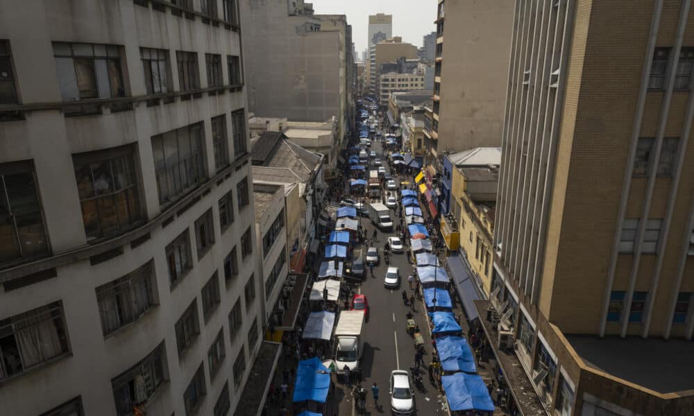 Fotografía archivo de personas en la zona comercial de la Rua 25 de Março en el centro de la ciudad de São Paulo (Brasil). EFE/ Isaac Fontana