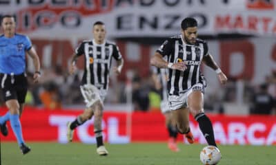 Hulk (d) de Mineiro controla el balón en un partido de las semifinales de la Copa Libertadores. EFE/ Juan Ignacio Roncoroni