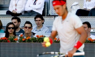 Cristiano Ronaldo (d, delante) presencia en las gradas un partido de cuartos de final del Abierto de Madrid disputado el 10 de mayo entre David Ferrer y Rafael Nadal, en la Caja Mágica de Madrid. EFE/JuanJo Martín