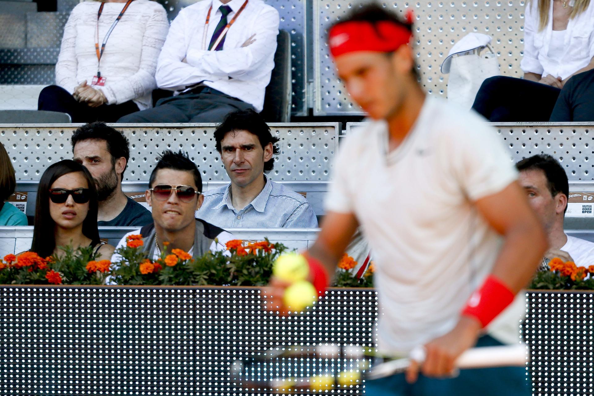 Cristiano Ronaldo (d, delante) presencia en las gradas un partido de cuartos de final del Abierto de Madrid disputado el 10 de mayo entre David Ferrer y Rafael Nadal, en la Caja Mágica de Madrid. EFE/JuanJo Martín