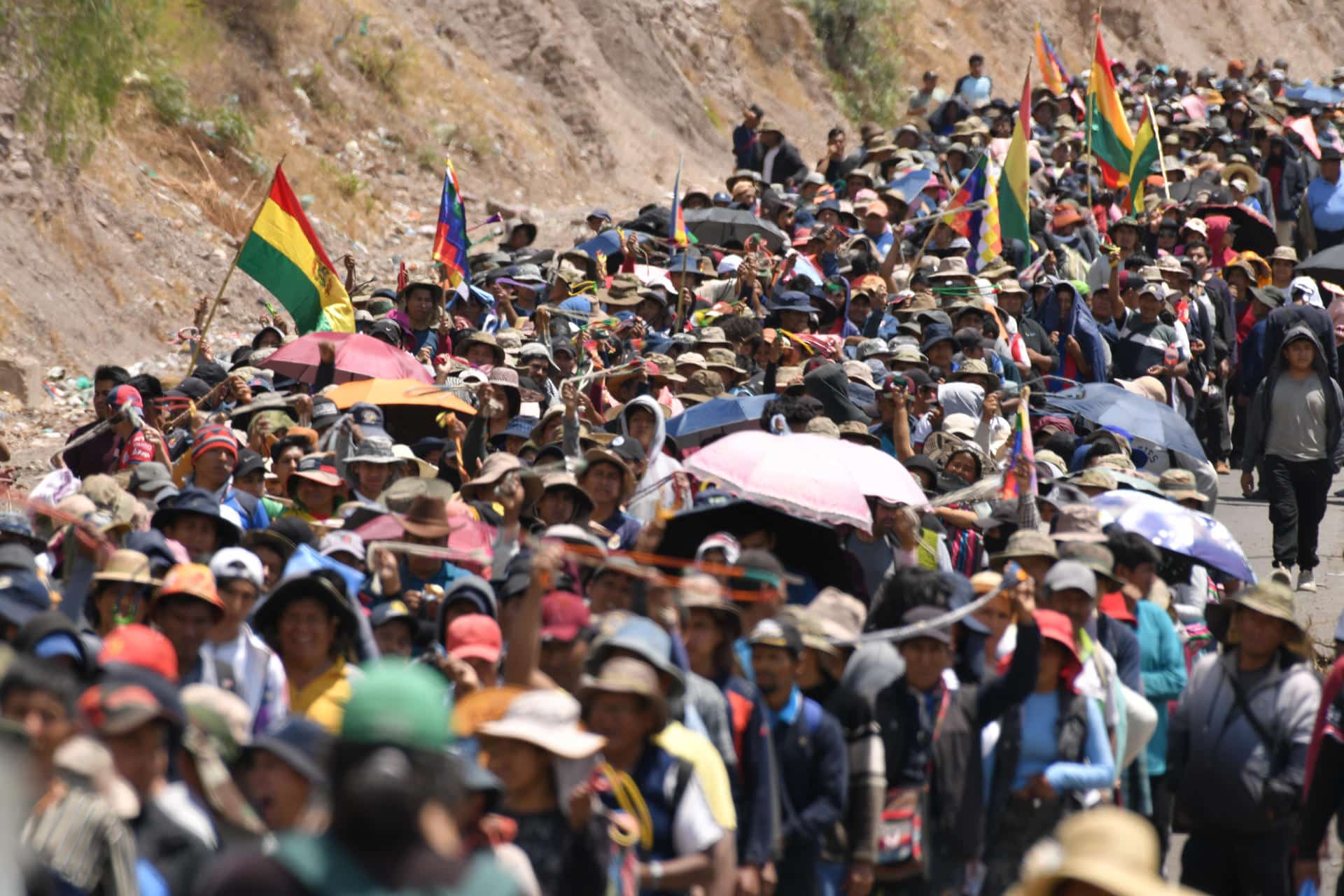 Seguidores del expresidente de Bolivia, Evo Morales (2006-2019), marchan este martes, por una vía bloqueada en Parotani (Bolivia). EFE/ Jorge Abrego