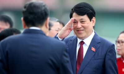 El secretario general Luong Cuong (derecha) saluda este lunes al Presidente de la Asamblea Nacional Tran Thanh Man (izquierda) antes de una ceremonia antes de la inauguración de la Asamblea Nacional, en Hanói. EFE/EPA/LUONG THAI LINH