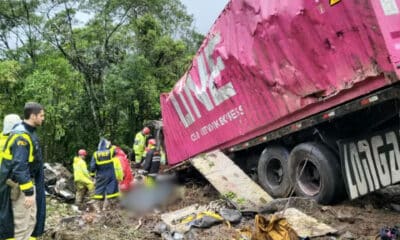 Fotografía cedida por los bomberos de Guaratuba donde se observan integrantes de la Policía Rodoviaria Federal y Bomberos observando los vehículos involucrados en un accidente cerca a la ciudad de Guaratuba, Paraná (Brasil). EFE/ Bomberos De Guaratuba