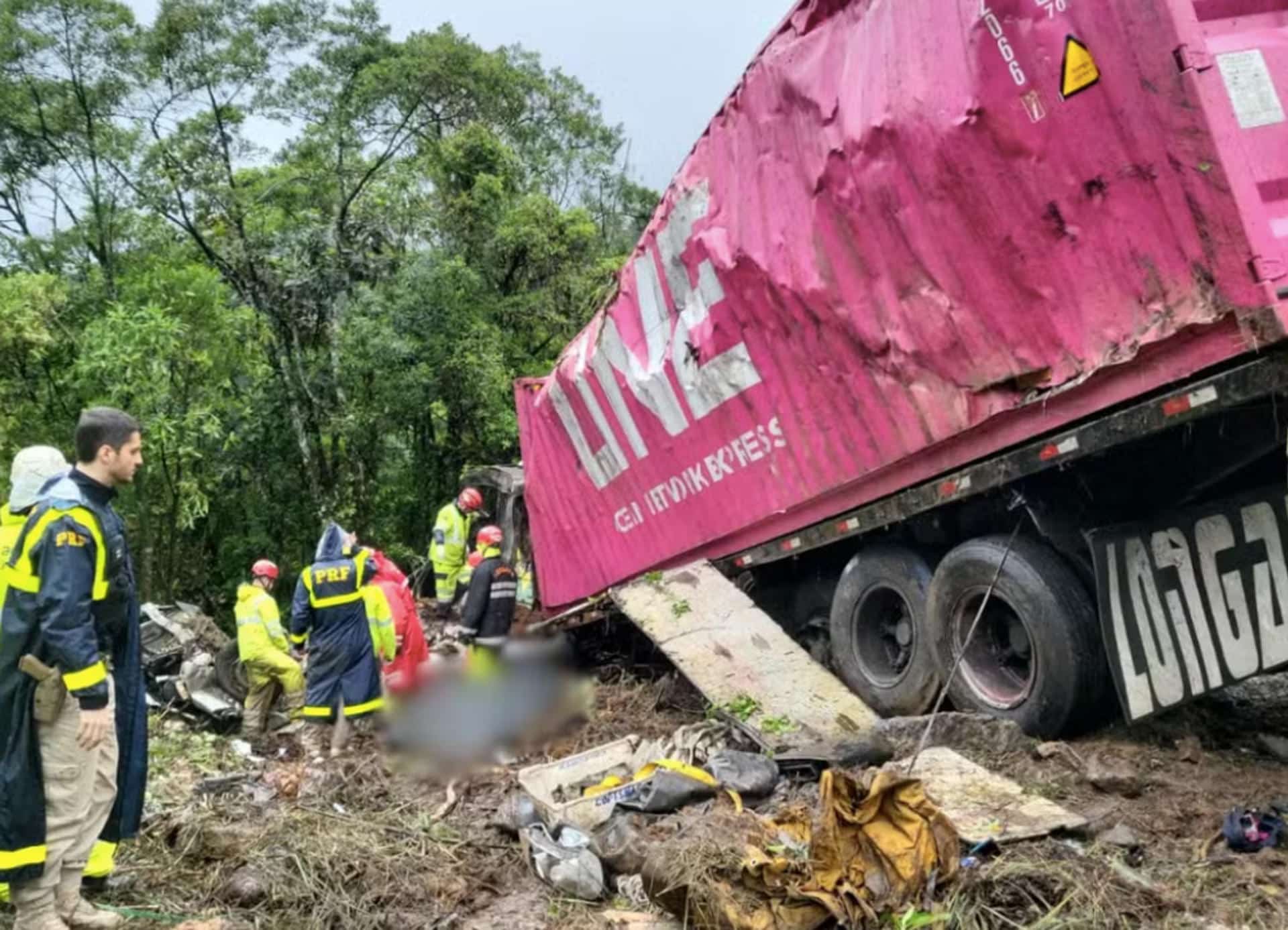 Fotografía cedida por los bomberos de Guaratuba donde se observan integrantes de la Policía Rodoviaria Federal y Bomberos observando los vehículos involucrados en un accidente cerca a la ciudad de Guaratuba, Paraná (Brasil). EFE/ Bomberos De Guaratuba