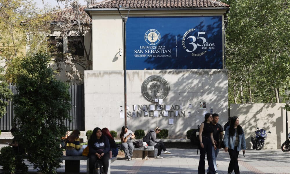 Fotografía de estudiantes de la Universidad San Sebastián, el 27 de septiembre 2024, en Santiago (Chile). EFE/ Elvis González