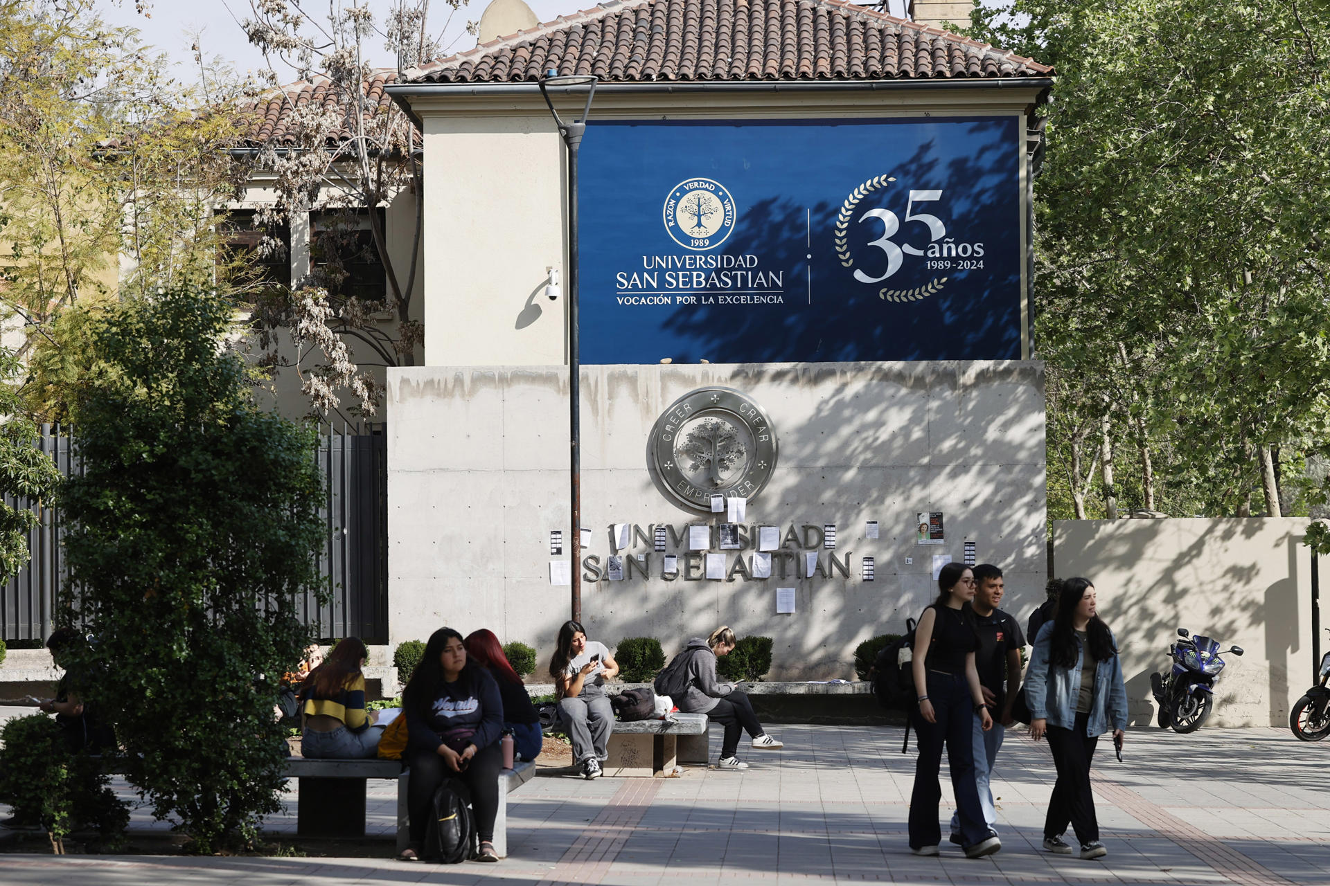 Fotografía de estudiantes de la Universidad San Sebastián, el 27 de septiembre 2024, en Santiago (Chile). EFE/ Elvis González