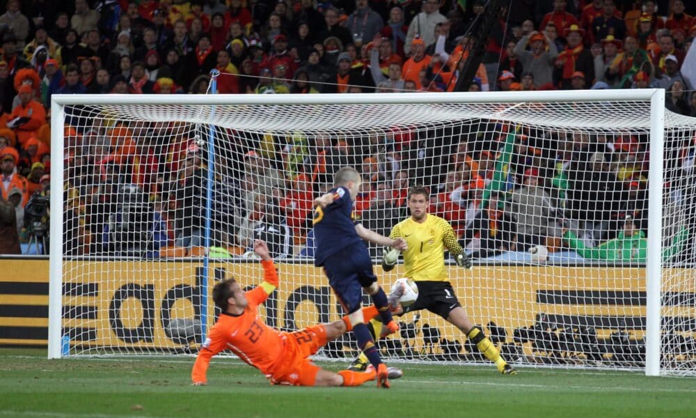 Andrés Iniesta,en el momento de marcar el gol que consiguío durante el partido de la final del Mundial de Sudáfrica Países Bajos- España. EFE/Cézaro de Luca .