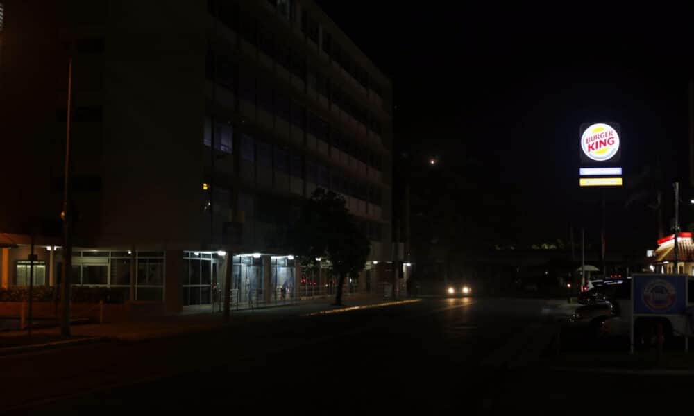 Imagen de archivo de una vista de una calle de la ciudad de San Juan (Puerto Rico), que permanece sin luz tras un apagón histórico. EFE/Thais Llorca