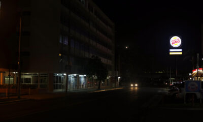 Imagen de archivo de una vista de una calle de la ciudad de San Juan (Puerto Rico), que permanece sin luz tras un apagón histórico. EFE/Thais Llorca