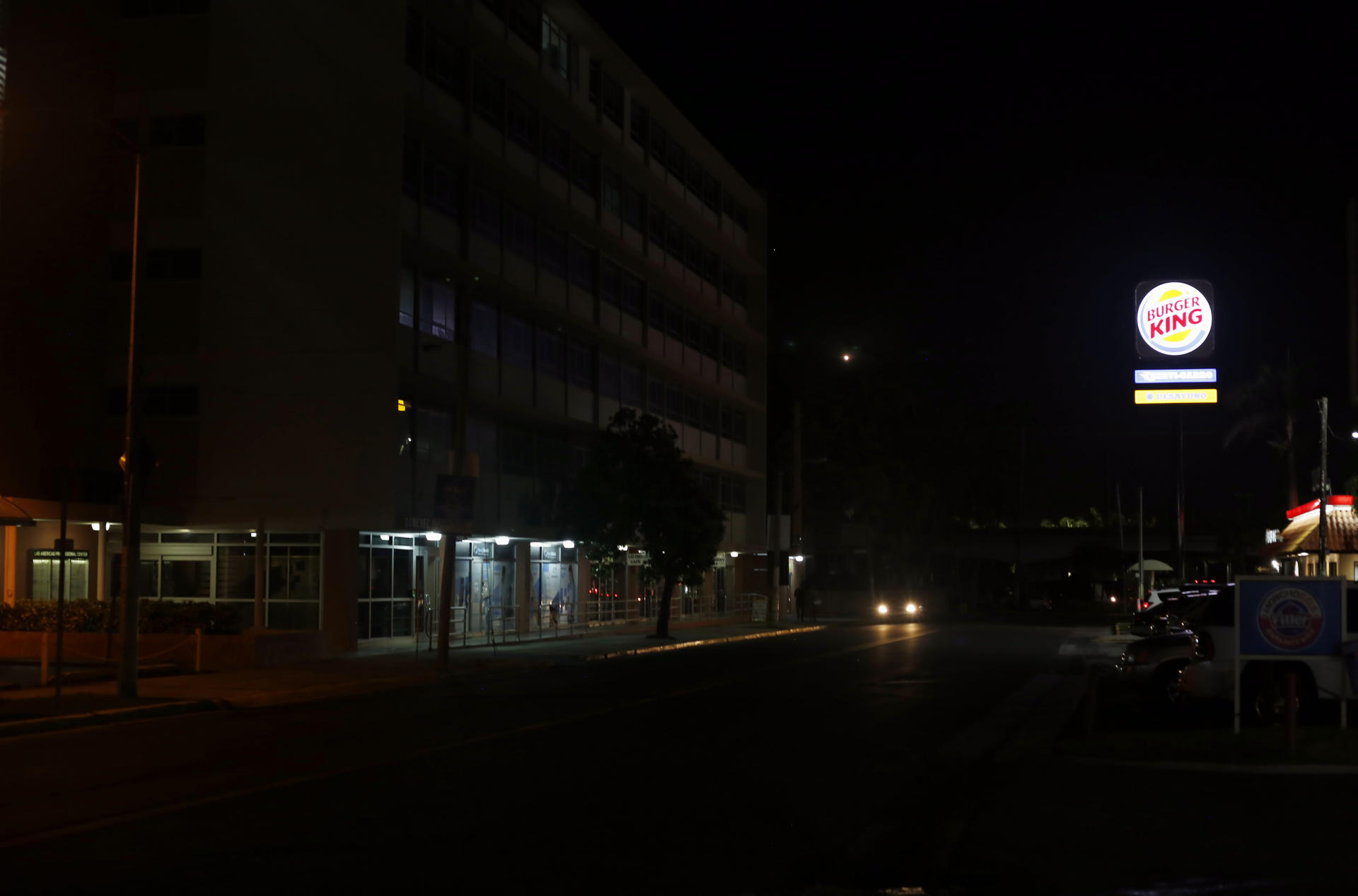 Imagen de archivo de una vista de una calle de la ciudad de San Juan (Puerto Rico), que permanece sin luz tras un apagón histórico. EFE/Thais Llorca