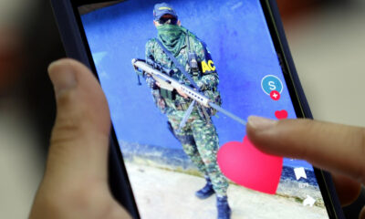 Fotografía que muestra un celular una imágen de la red social TikTok en Bogotá (Colombia). Vestidos con uniformes militares y brazaletes de las disidencias de las FARC, supuestos miembros de esa guerrilla se muestran en TikTok entrenando o en entierros en zonas rurales de Colombia, mientras en los comentarios de sus publicaciones aparecen números de teléfono, abriendo una nueva y peligrosa forma de reclutamiento, según alertan las autoridades policiales. EFE/ Mauricio Dueñas Castañeda