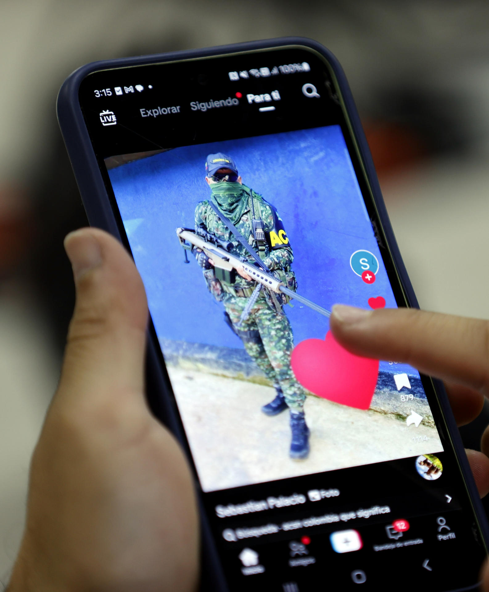 Fotografía que muestra un celular una imágen de la red social TikTok en Bogotá (Colombia). Vestidos con uniformes militares y brazaletes de las disidencias de las FARC, supuestos miembros de esa guerrilla se muestran en TikTok entrenando o en entierros en zonas rurales de Colombia, mientras en los comentarios de sus publicaciones aparecen números de teléfono, abriendo una nueva y peligrosa forma de reclutamiento, según alertan las autoridades policiales. EFE/ Mauricio Dueñas Castañeda