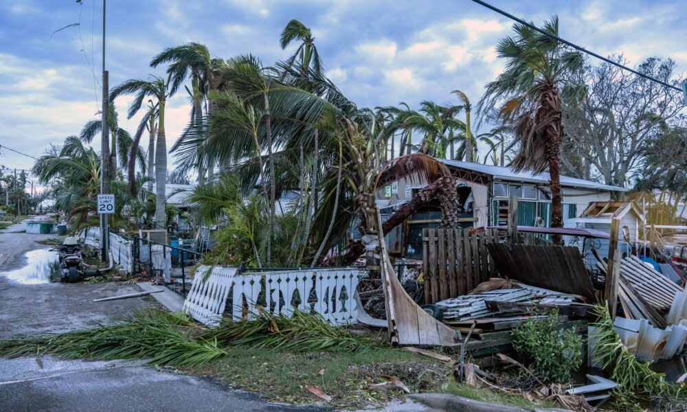 Fotografía del 10 de octubre de 2024 en donde se ven los daños tras el paso del huracán Milton por Bradenton, Florida, EE.UU. EFE/ Cristobal Herrera-ulashkevich