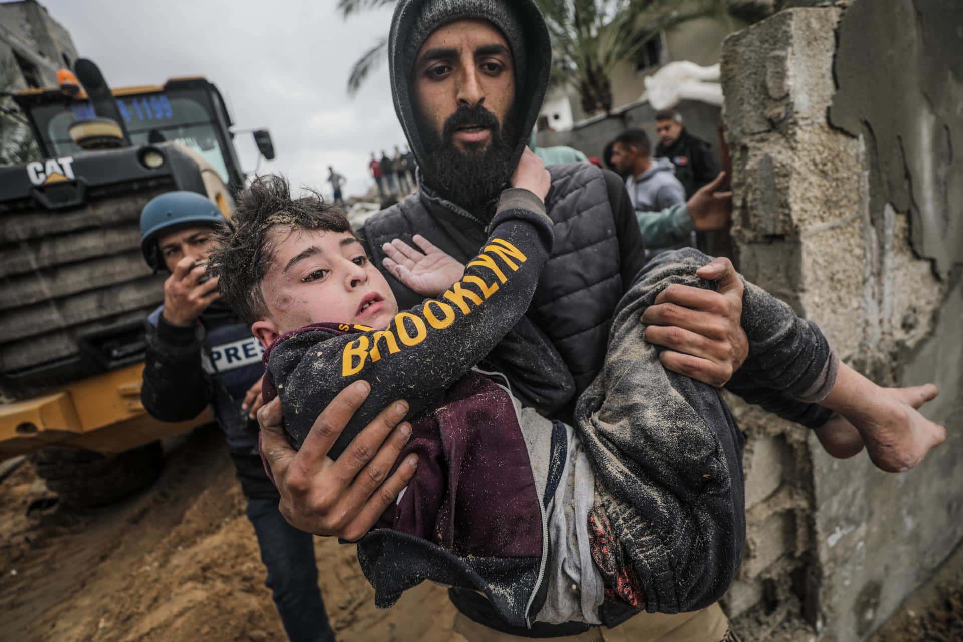 Los palestinos recuperan a un niño herido de debajo de los escombros de su casa familiar destruida tras un ataque aéreo israelí en el sur de la ciudad de Deir Al Balah, en el sur de la Franja de Gaza, el 7 de marzo de 2024. EFE/EPA/MOHAMMED SABLE