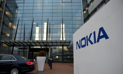 En la imagen de archivo, vista del logotipo de Nokia en la entrada de la sede de la compañía en Espoo (Finlandia). EFE/ Markku Ojala